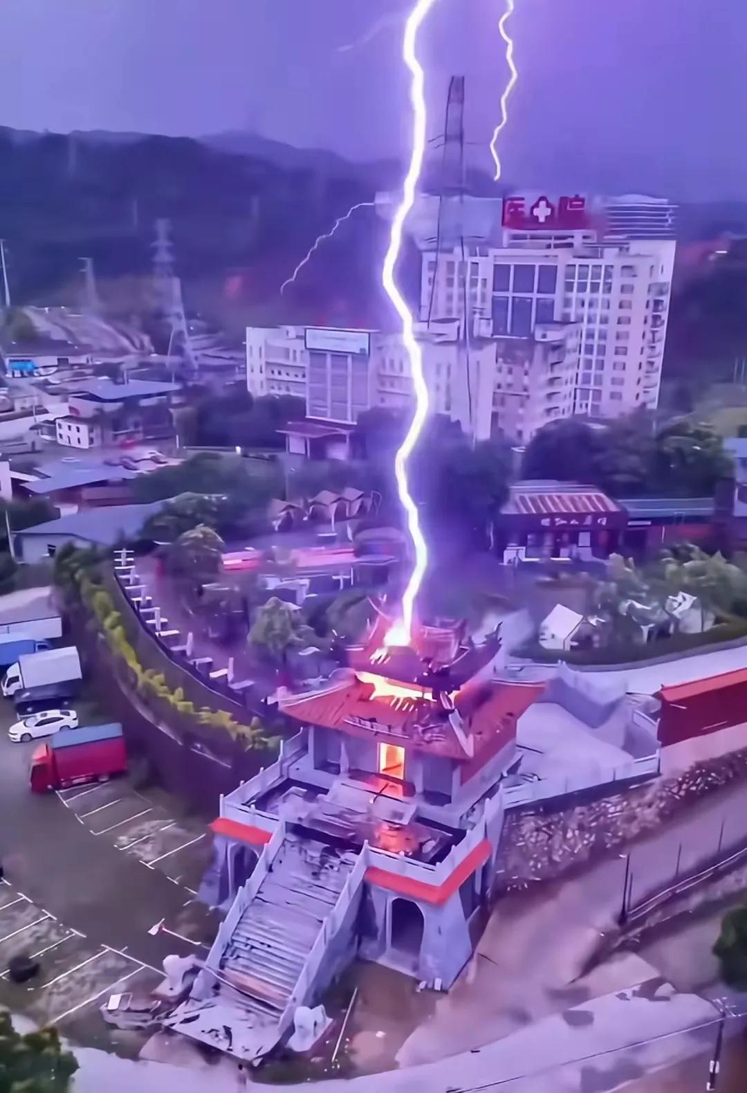 雷劈龙须庙闪电瞬间。