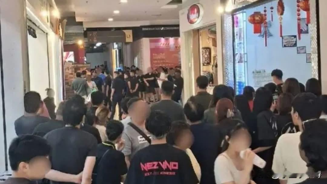 两名新加坡男子在马来西亚新山的一间购物商场发生肢体冲突，之后又在警察局闹事。随着