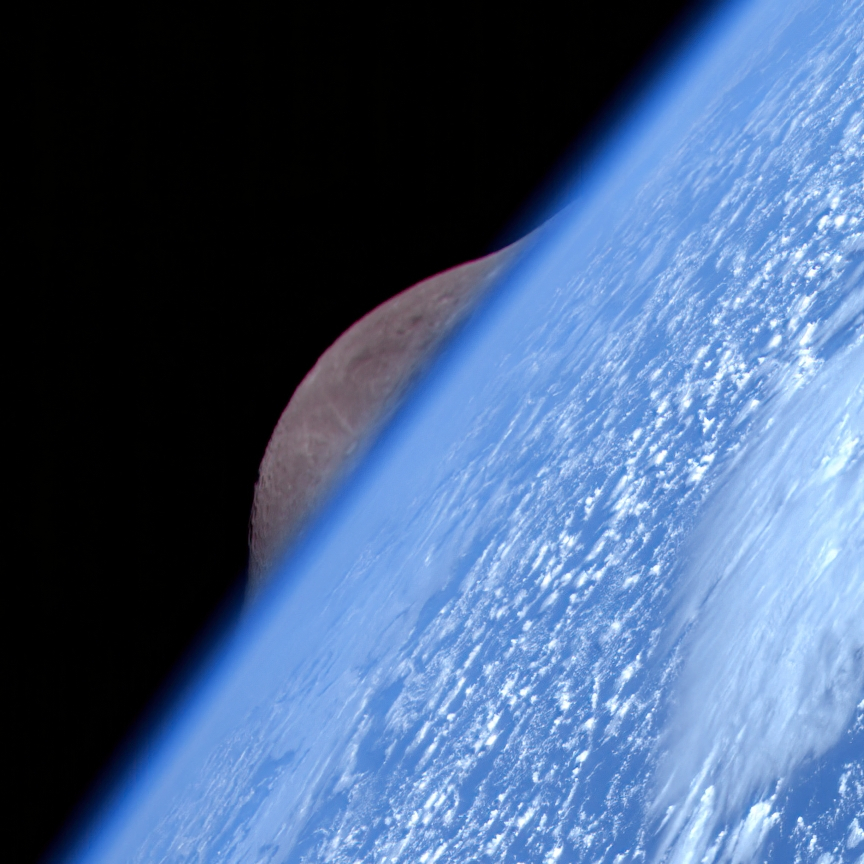 月球从地球背后升起 