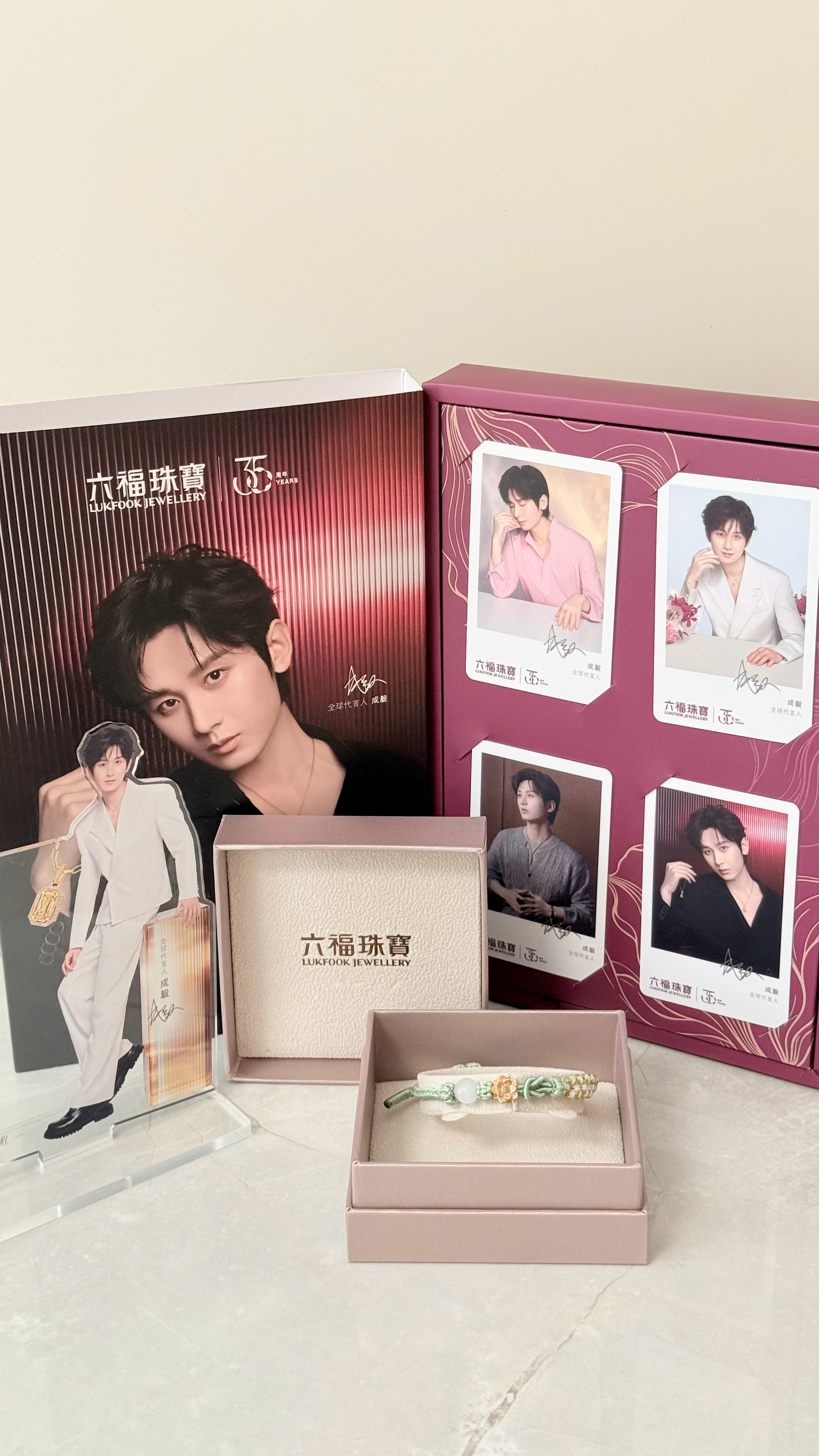 买六福柜姐还送我一个雷霆海报😍😘 