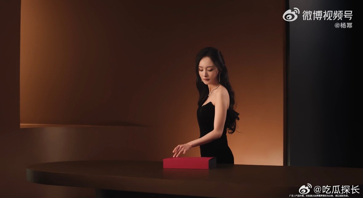 杨幂御姐抹胸黑裙杨幂都市大女主既视感杨幂这身黑裙配上红盒开箱，真的太有都市剧那味
