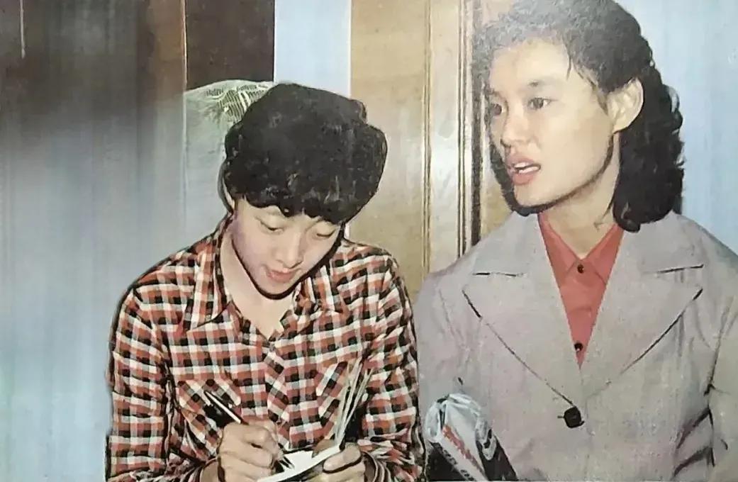 老女排的两位美女杨希 周晓兰
可惜没看过杨希打球，据传当时她一上场就有掌声