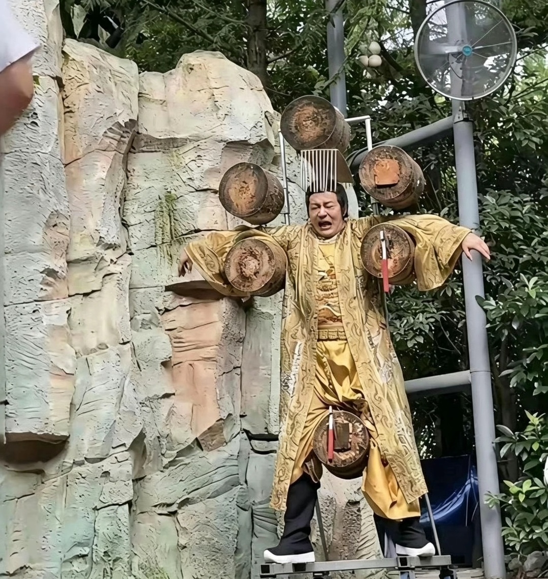 大热天在景区表演，一天六百你会愿意做吗 ​​​