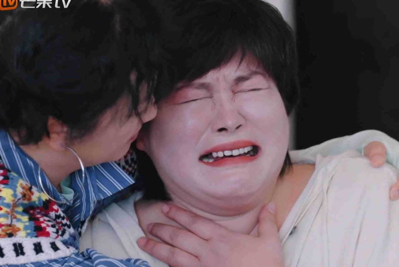 45岁艺人于娜综艺落泪，
AI生成“亡夫”影像击穿心理防线，
她为何突然公开婚姻