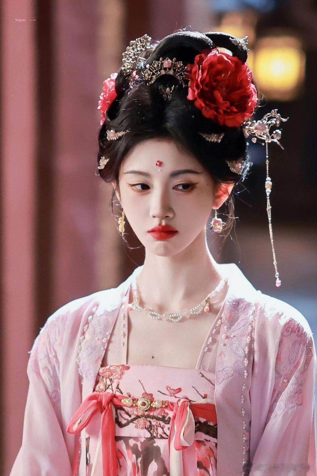鞠婧祎这一身唐装造型，简直是美出了新高度，让人心动不已。鞠婧祎