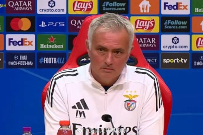 #穆里尼奥大巴上观赛# 据葡萄牙媒体《记录报》报道，由于首回合被罚下，欧冠1/8