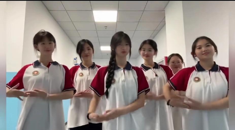 不得不说，女生穿旗袍真的很美。[赞]