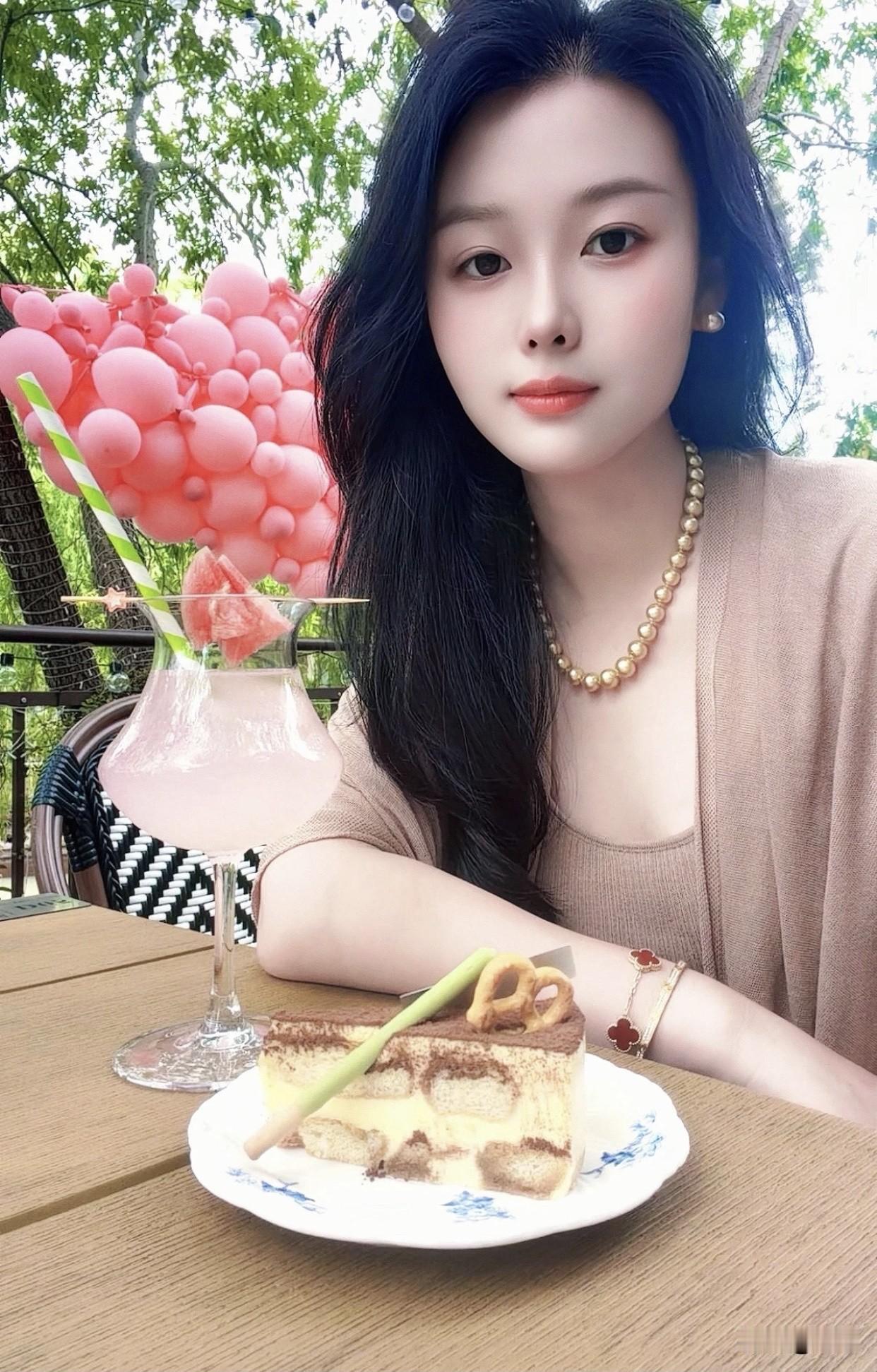 天然的美女是不是都有共同点?天然美女还真有共同点。从五官与轮廓看，比例协调和轮廓