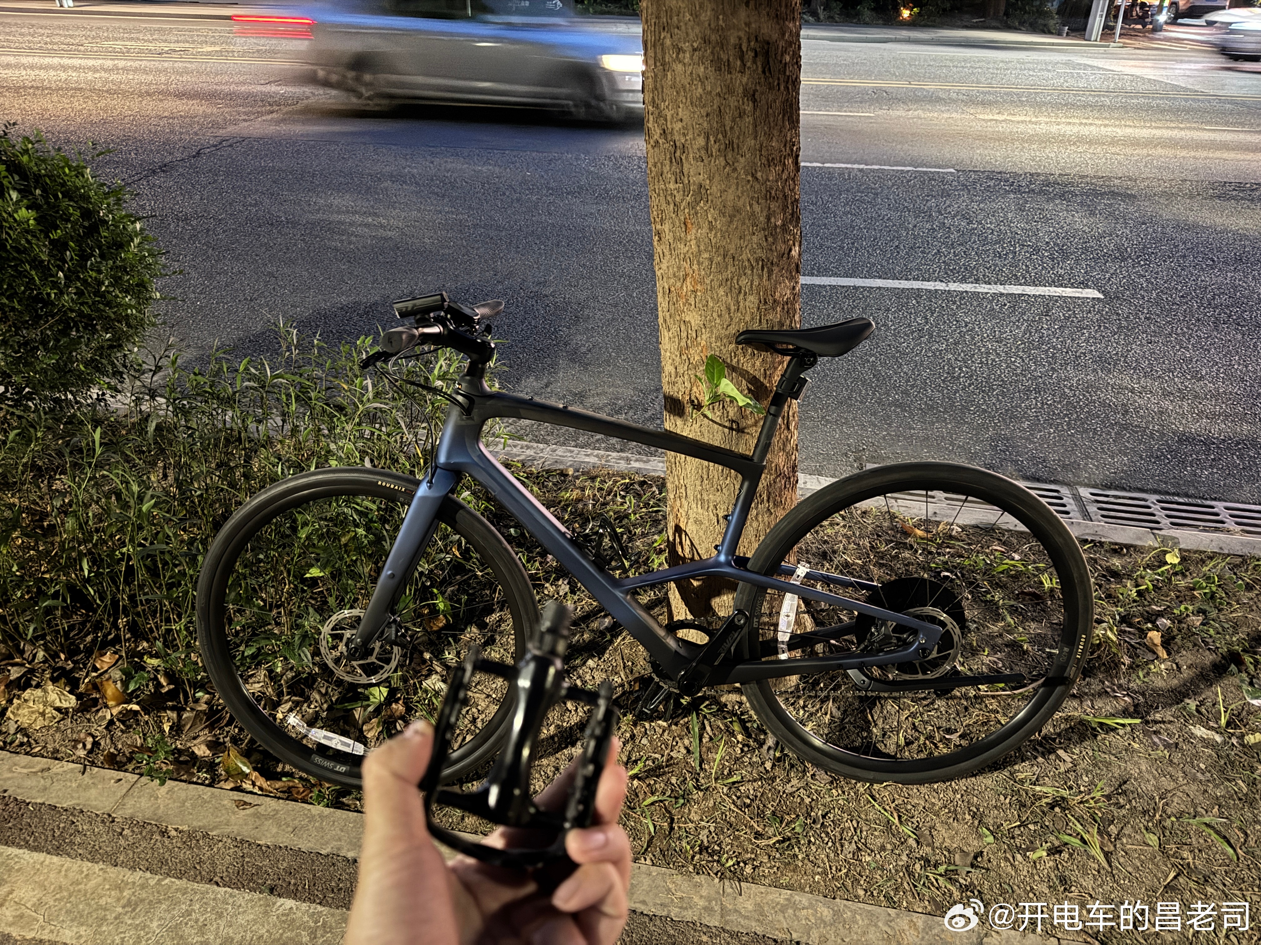 今天不穿骑行服不穿锁鞋骑个平把来个城市休闲夜骑，骑了五公里不到就给了我个大惊喜，