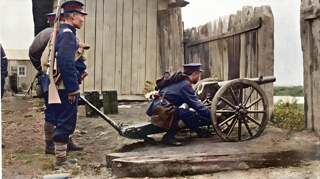 这张照片定格了辛亥革命阳夏战，汉口民军炮兵正操作汉阳兵工厂仿制的格鲁森57毫米速