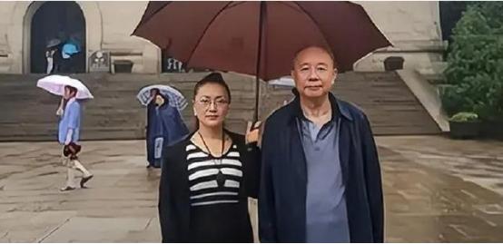 曾靠罐头换飞机登顶初代商界巅峰，却身陷铁窗十八载。
 
前妻抽身远走，小他28岁
