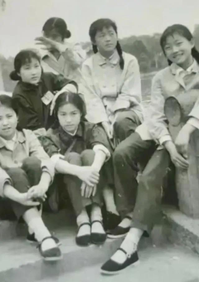 我敢说她们虽然是黑白的照片，但绝对都是无美颜无滤镜的真实样子，从眼神可以看出她们