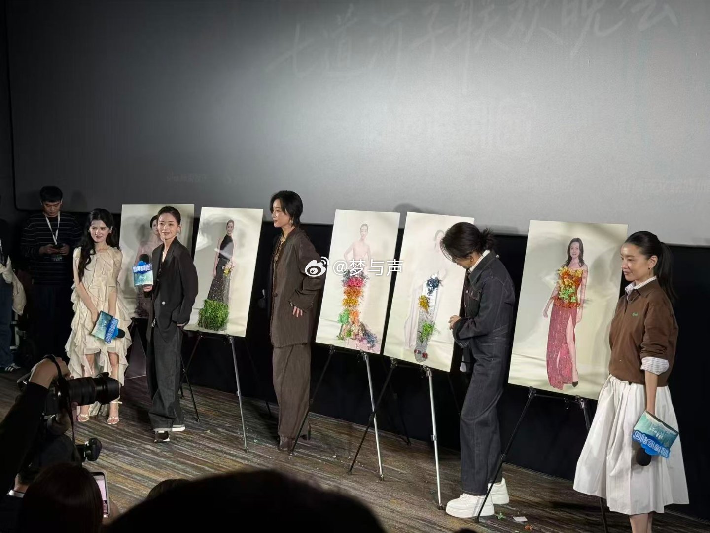 倪妮刘雅瑟就这样乱用脸 一个敢乱用脸，一个敢跟着乱用脸。倪妮和刘雅瑟用行动证明：