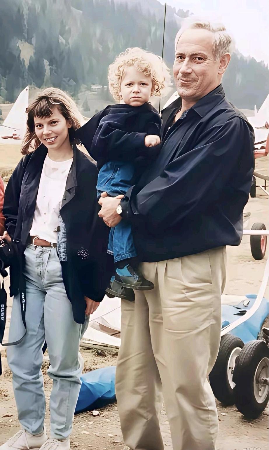 内塔尼亚胡的现任妻子叫莎拉，年轻时是个漂亮的空姐。
萨拉曾有过一次失败的婚姻，又