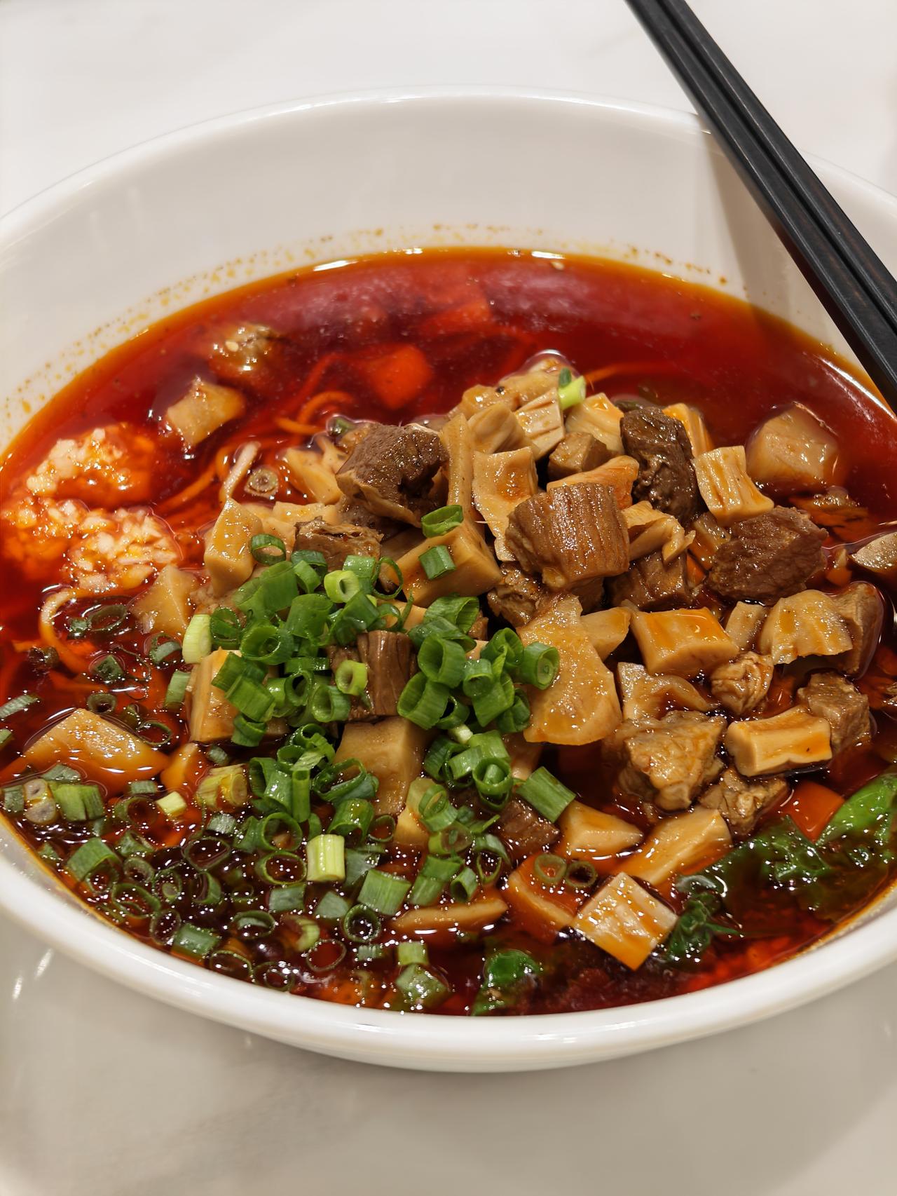 双流川航这个休息室在饭点的餐可太香了！
这个笋子牛肉面简直一绝！
我可以吃两碗那