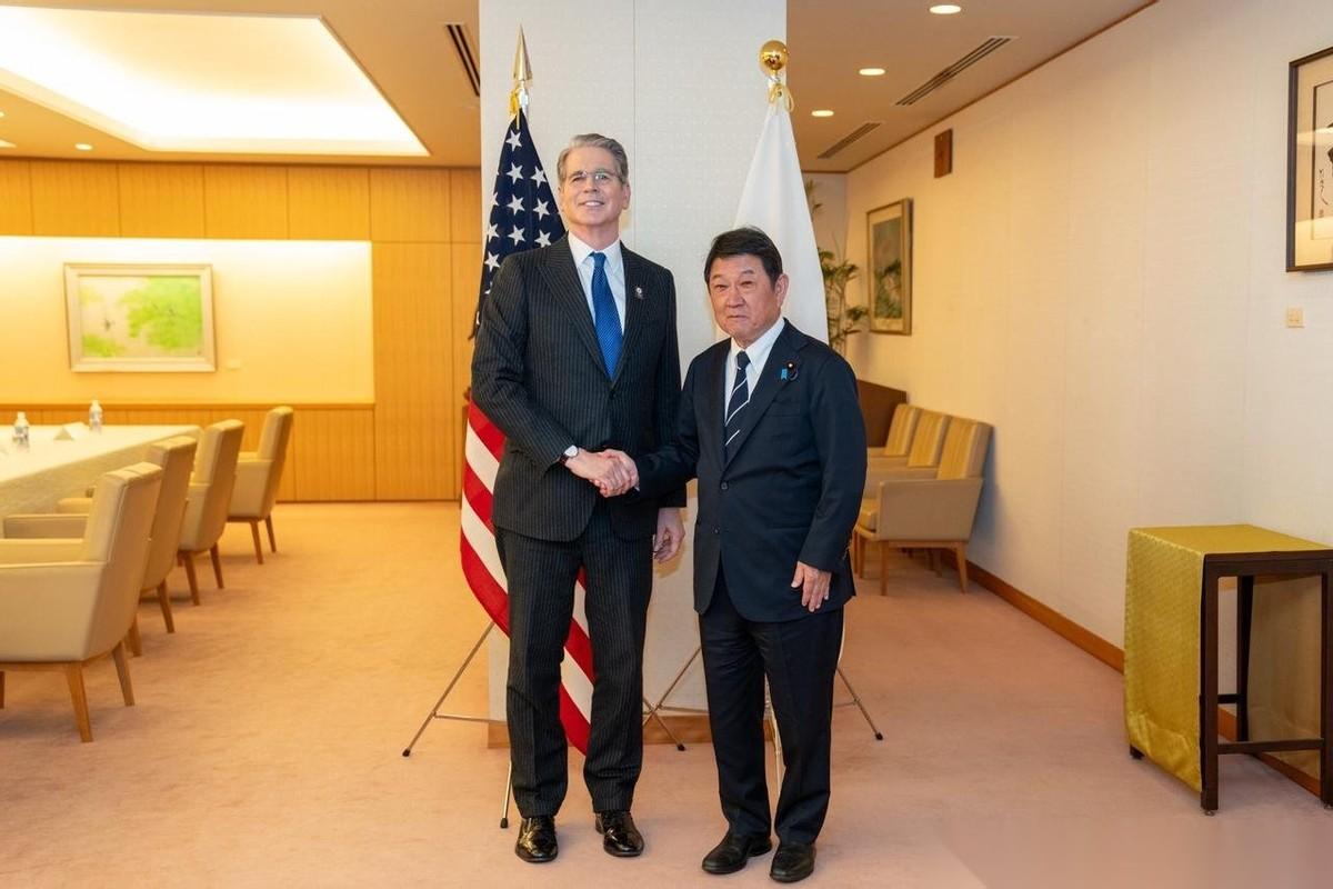 美国财长贝森特发文说：“在与日本外相茂木敏充大臣的会谈中，美方算是把漂亮话全说尽