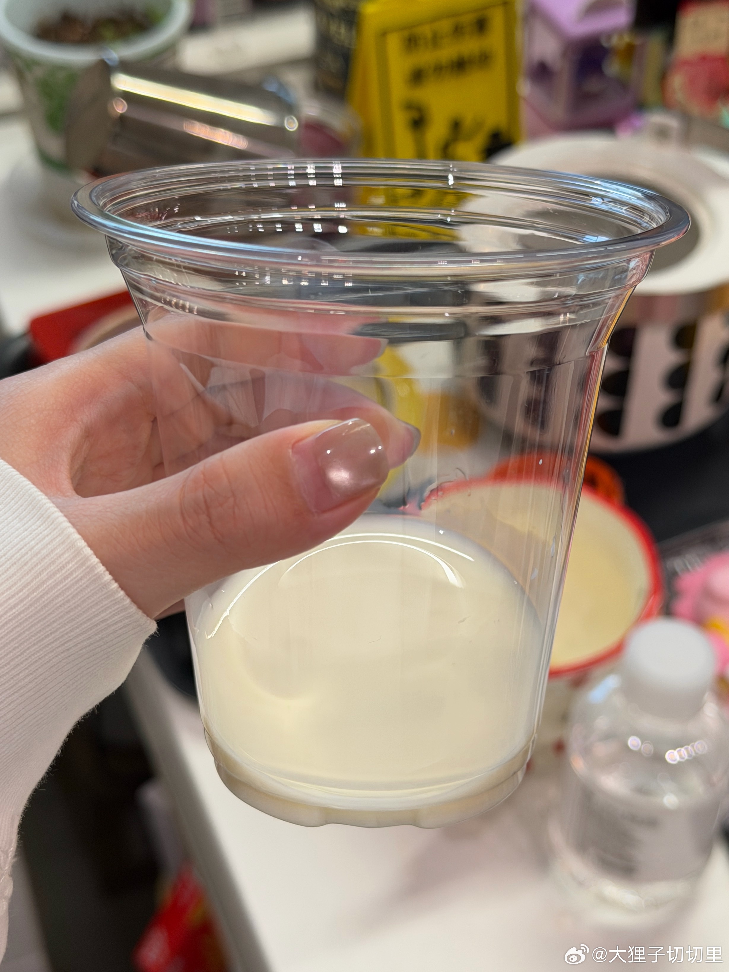 上次买的怪味牛奶又出新品了，立马买回来和小伙伴品鉴一下。闻起来好大一股酱油味，但