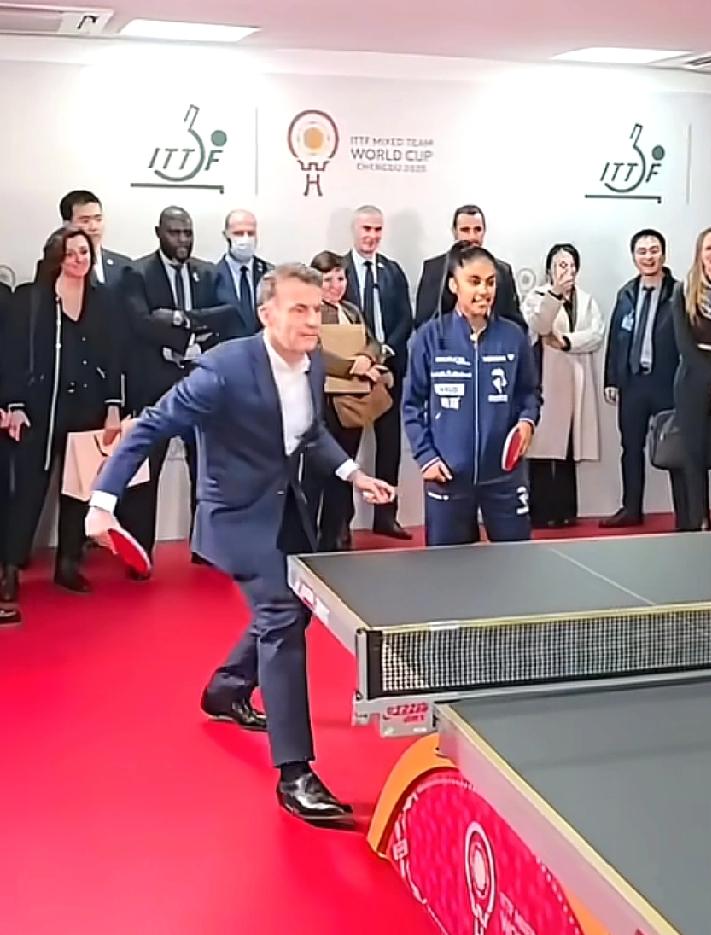 法国总统马克龙也是乒乓球爱好者呢。12月5日，马克龙抵达四川成都，他先是去了锦城