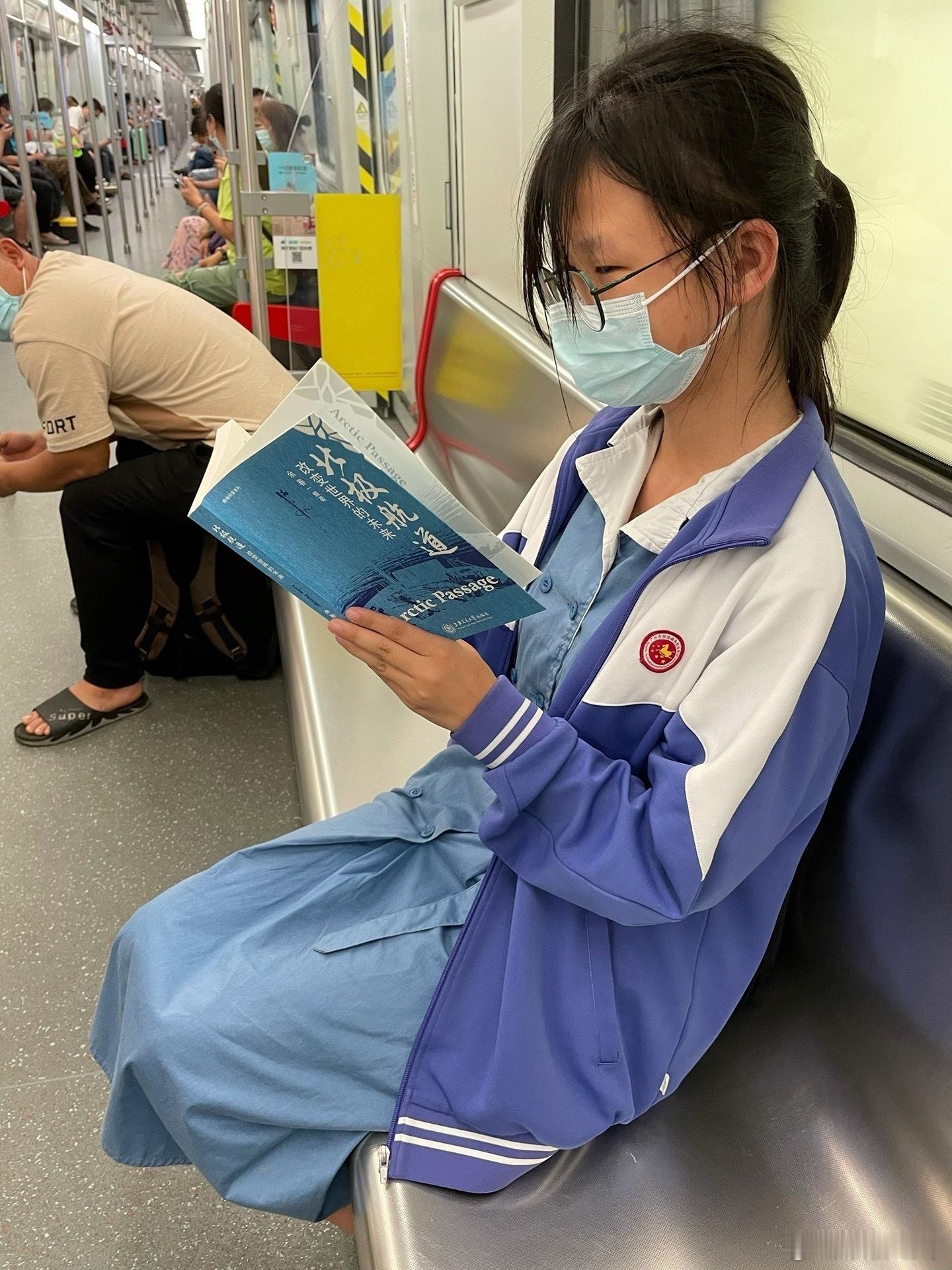 写作度人生写作是一场向内的修行，笔锋落处，皆是岁月的复盘与心性的生长。它是学习的