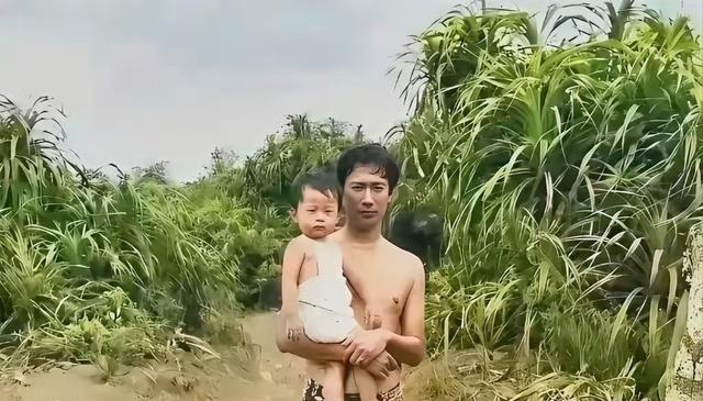 1980年，郭台铭光着膀子抱着年幼的儿子，身后是绿油油的农田。彼时他已经30岁了