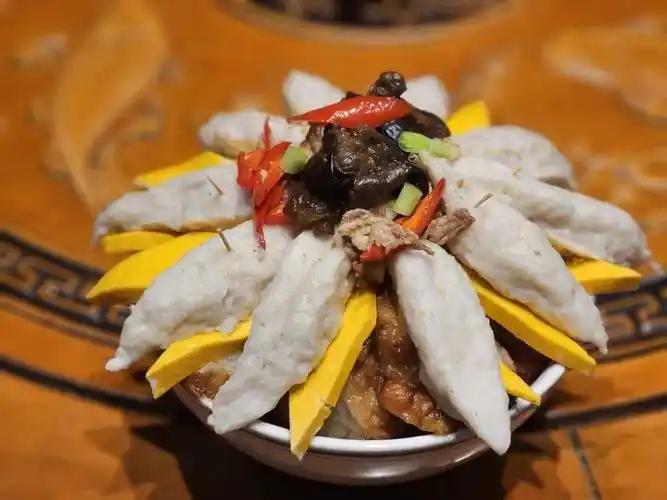 老家吃席才是真正的快乐天花板！
人到中年，走过不少地方，吃过不少宴席。
可最惦记