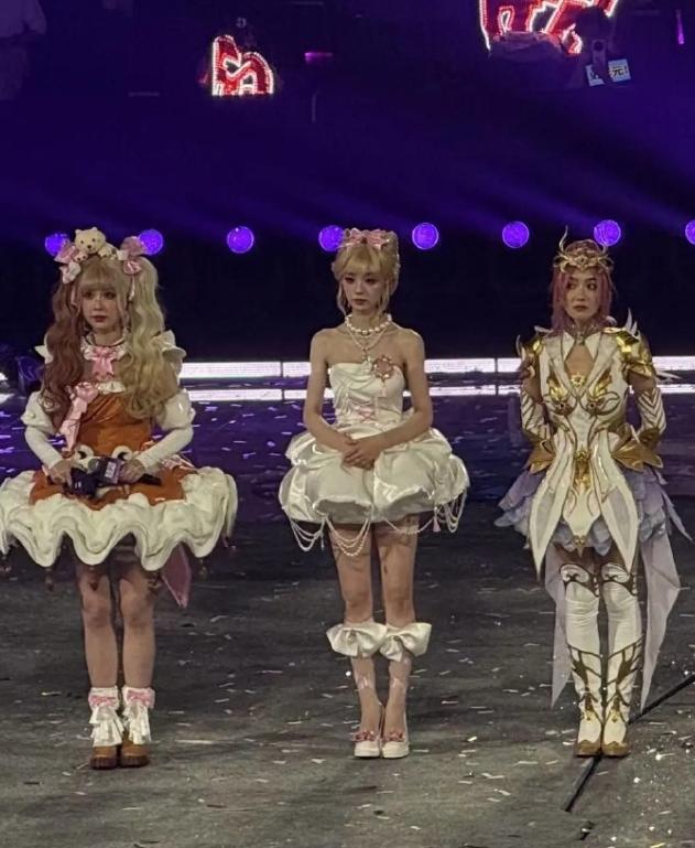 未修图真的是灾难级别的
别再嚯嚯女明星了，这种妆造比较适合网红