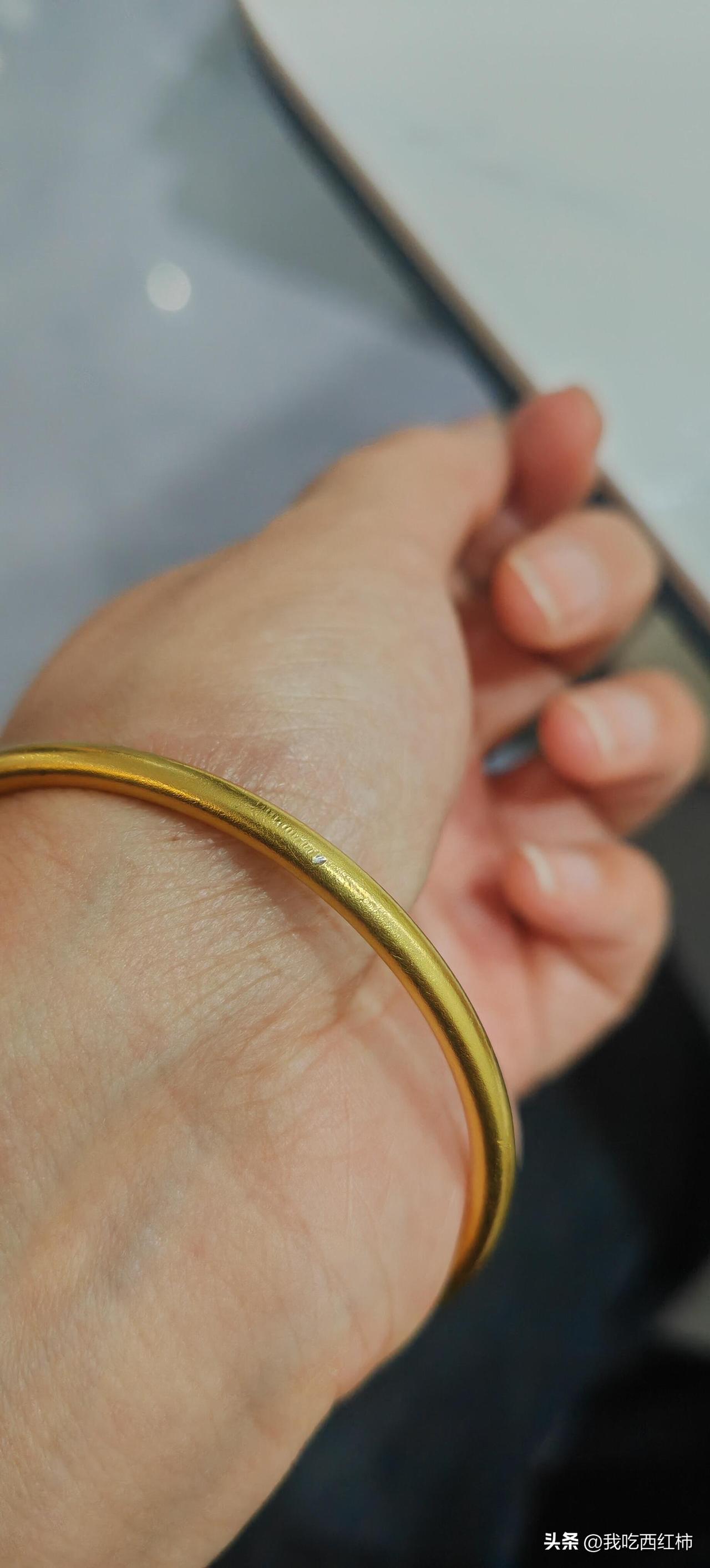 金镯子磕到了，里面颜色竟然不是黄色
今天偶然发现金镯子磕到了一块，内部颜色有点不