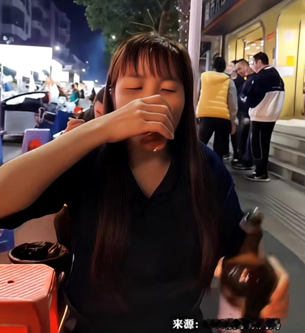 单亲妈妈靠做家政，独自抚养两个孩子长大。大儿子因为最近谈了女朋友，女朋友要20万