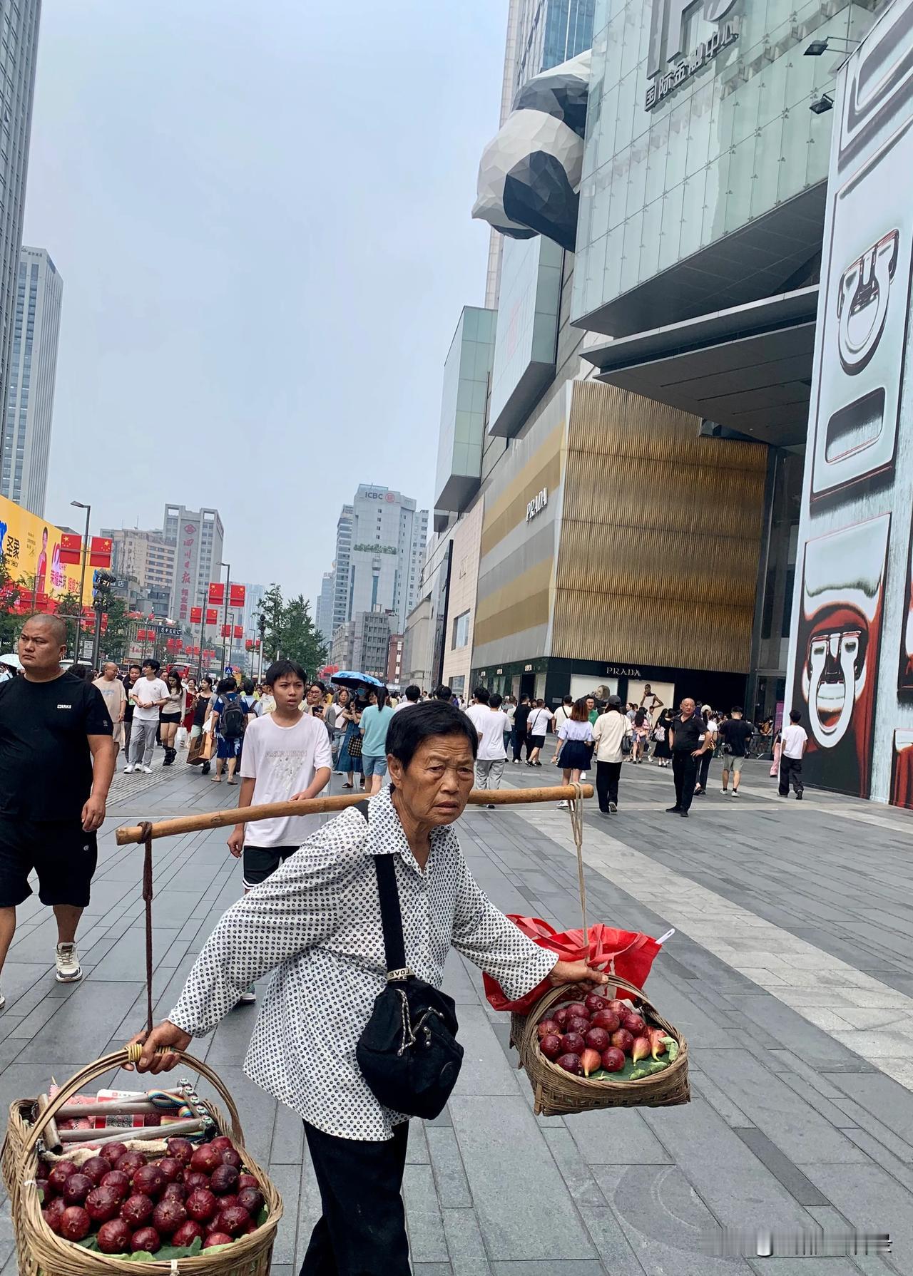 成都气温已略有回升！但是华西秋雨已在路上，请大家预防感冒。今天是节后的首个工作日
