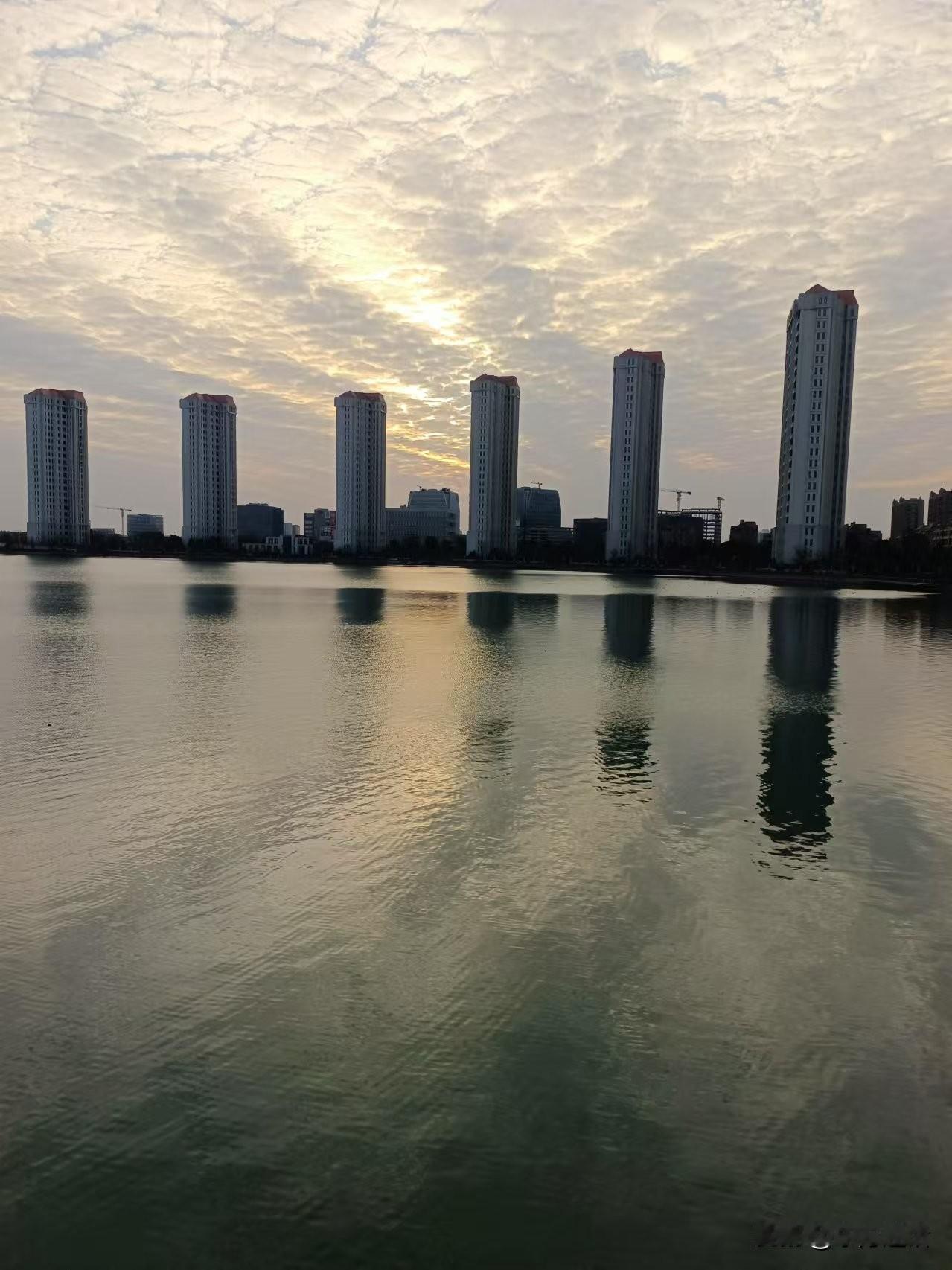 梁东方
沿着黄浦江向东，到黄浦江第一湾的左岸位置上去是不大容易的。
有第一湾公园