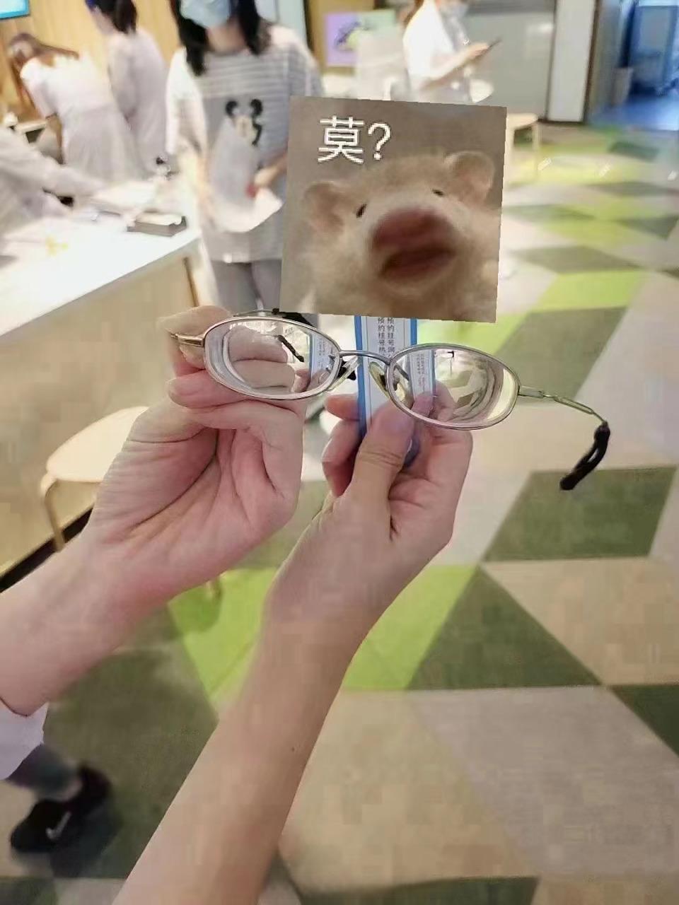 如今，电子产品无疑是一把双刃剑。河南有个5岁男童，近视度数已接近1000度。平日