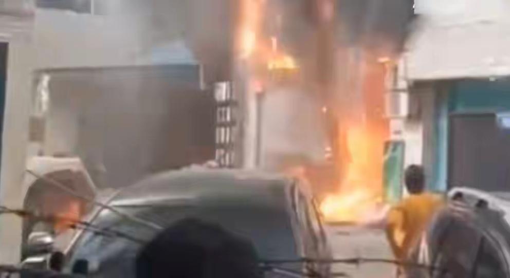 惨剧！疑似一块电池引燃一幢大楼，印尼雅加达发生重大火灾，已致22人不幸遇难。当地