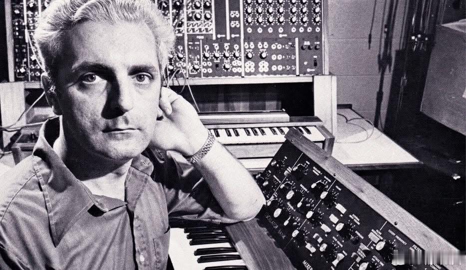 今天是国际合成器日！美国电子音乐先驱Robert Moog就在这一天出生，他发明