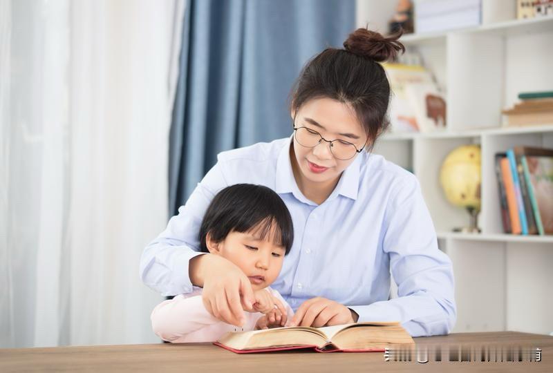 家有青春期孩子的家长们
孩子大多会在十四至十六岁之间进入“仇亲期”，情绪波动大、