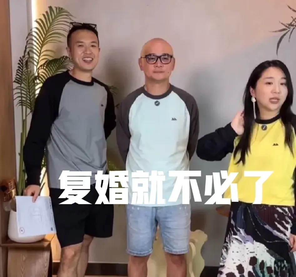 傅首尔突然引发了热议，只因为她居然现身了前夫老刘的直播间帮忙带货，网友们看到后都