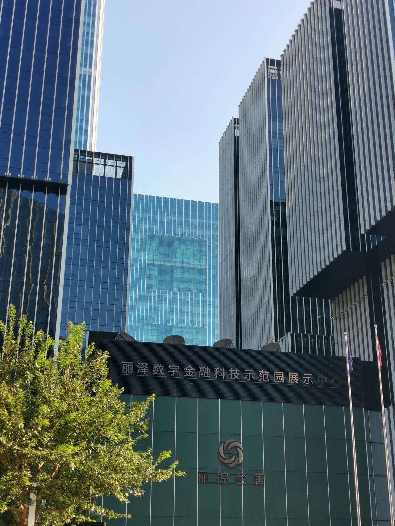 晨练，穿过丽泽金融商务区，这一段时间它的变化很明显，地面的路修好通了，地铁16号