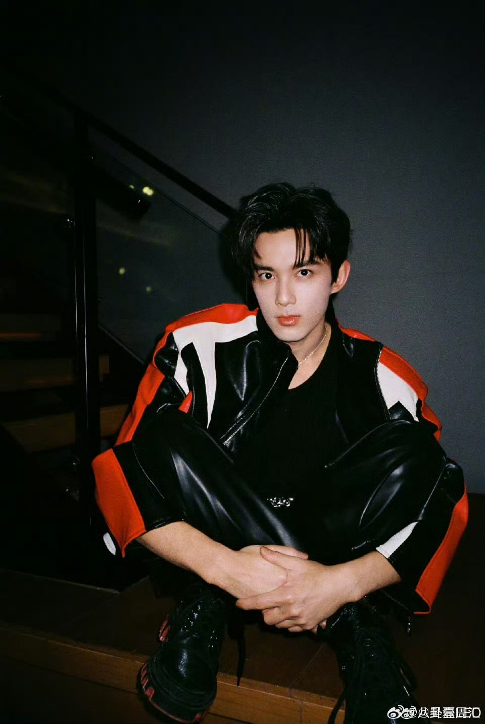 吴磊赛车服营业照救命！吴磊赛车服营业照帅到我失语吴磊赛车服6宫格吴磊赛车服造型