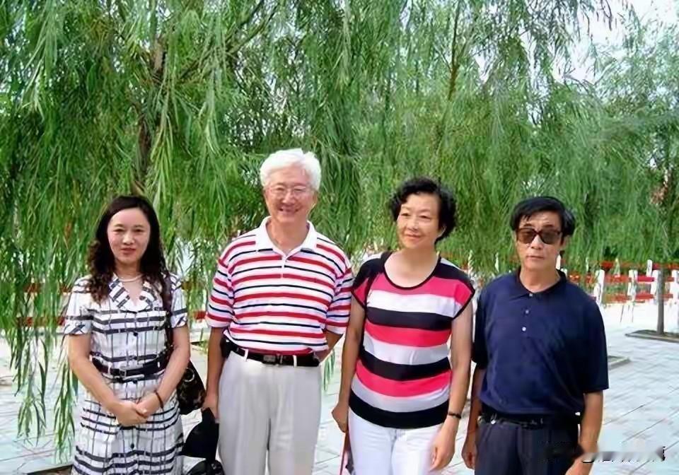 央视第一代著名主持人陈铎补办结婚证！

他1939年出生，凭借经典纪录片《话说长