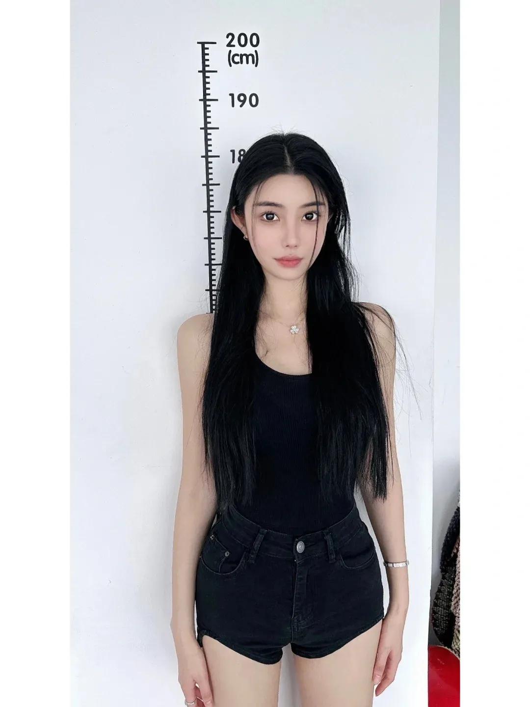 好羡慕这么高的美女模特啊！
这腿也太长了吧，真是肤白貌美大长腿
不知道会便宜哪些