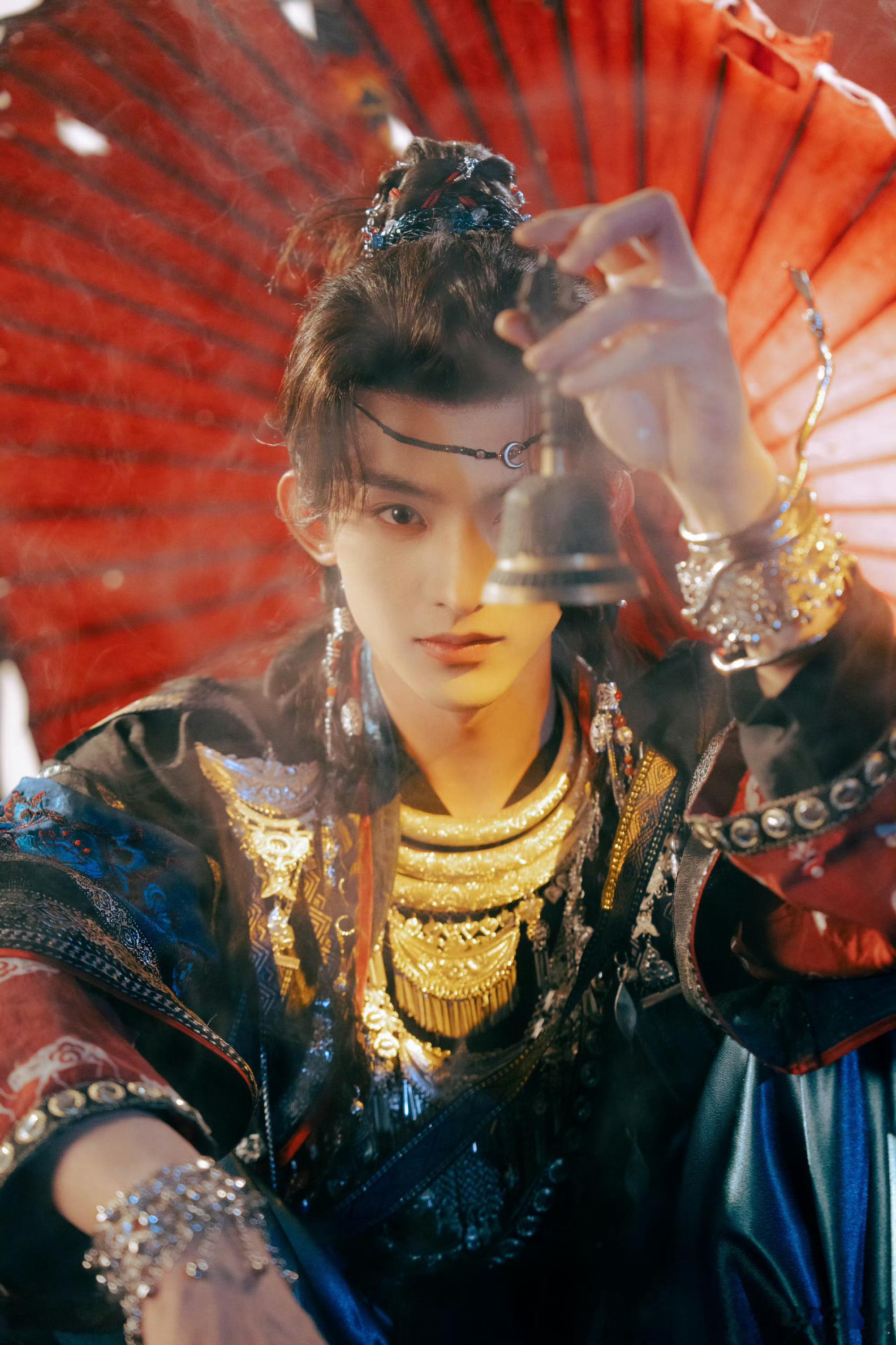 常华森真的很适合这种有两根小辫子，还有点坏坏的异域风情的少年造型！ ​​​