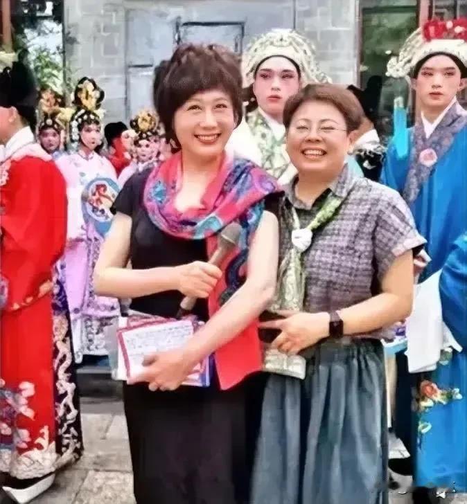 汪文华曾是央视《曲苑杂坛》节目的主持人，我相信六七十年代出身的人大多听过她主持的