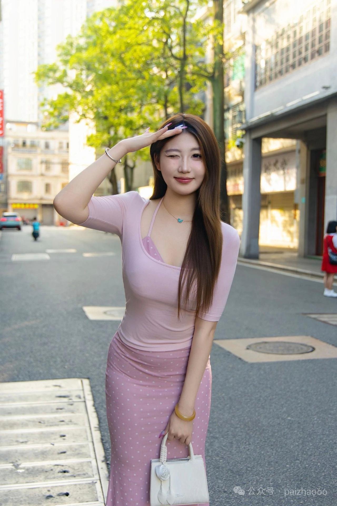 记录我的2026美女站在街角咖啡店旁，一袭粉色波点裙，尽显优雅气质！
