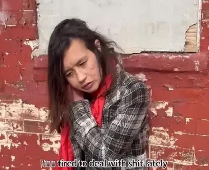 又一名华裔女子流浪美国街头，靠社会救济还吸食冰毒，被路人采访她整个人很晃悠站在墙
