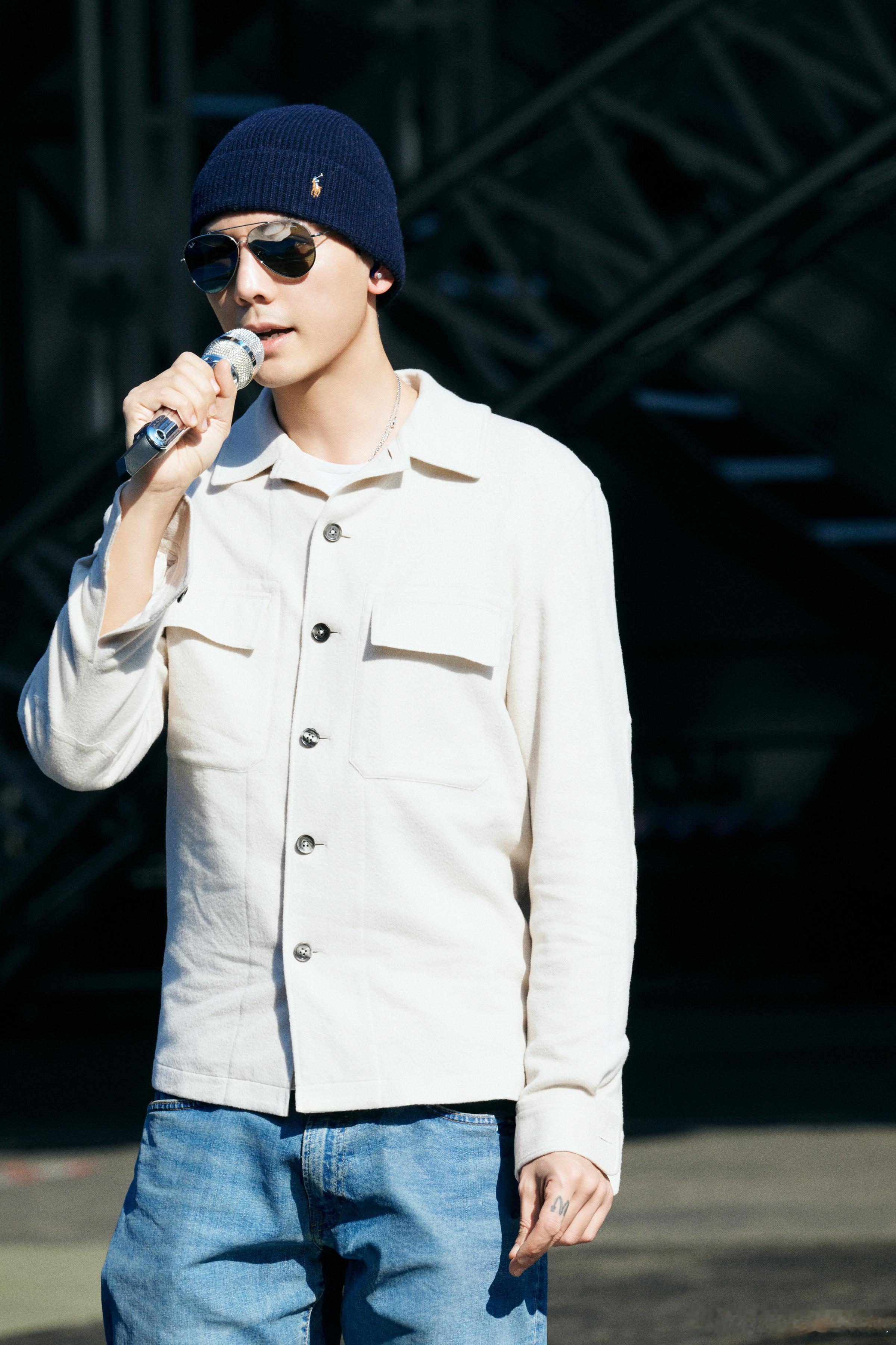 陈伟霆 衣服越浅唱跳越狠陈伟霆湖南跨年彩排湖南卫视跨年演唱会 教科书级唱跳舞台预