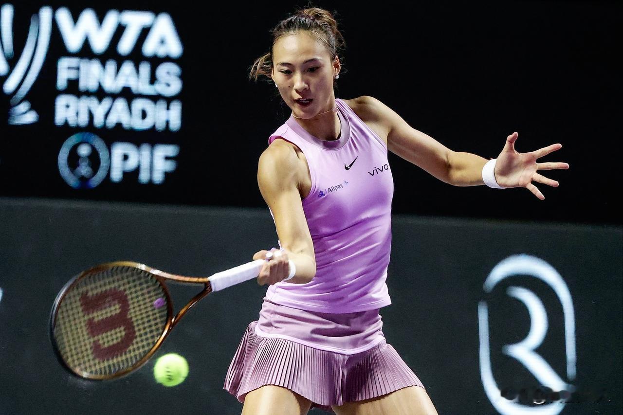 2024年，无疑是郑钦文丰收的一年，她在各项网球赛事中屡获殊荣，成绩斐然，同时不