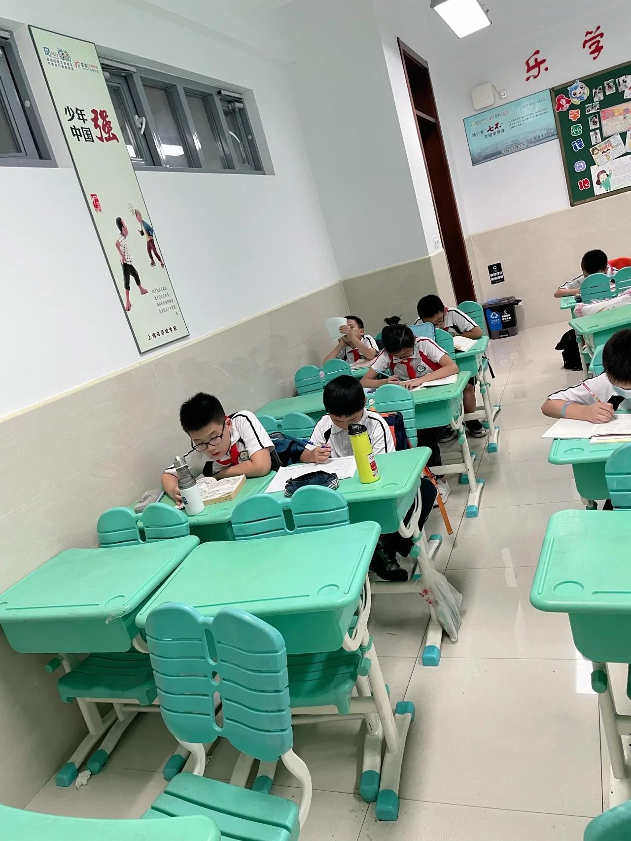 你对学校课后延时的看法是什么呢？
学校为了满足家长的期望，提供了课后服务，让孩子