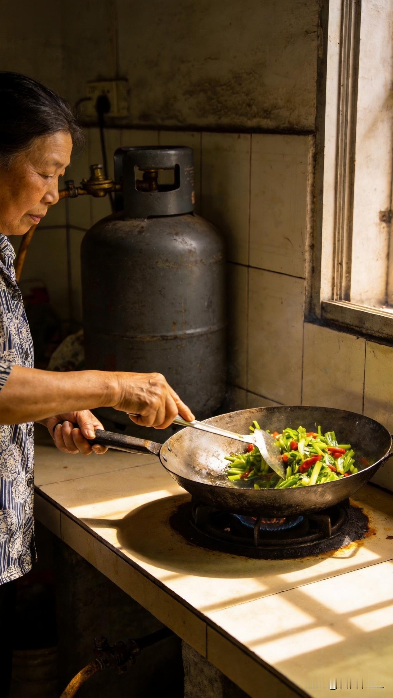 中东打个仗，怎么硝烟刮到咱们这里来了？
昨天正在用煤气炒菜，炒着炒着半道上停火了