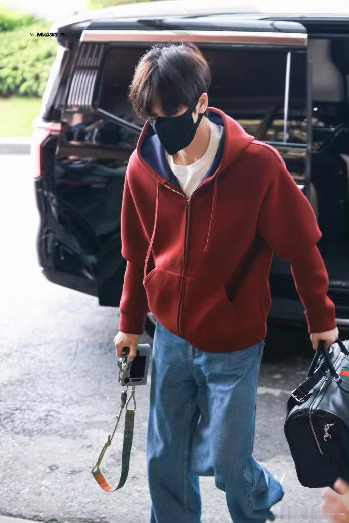 张凌赫田曦薇出发逐玉庆功宴逐玉庆功宴张凌赫田曦薇到达北京 逐玉庆功宴 燥候曝田曦