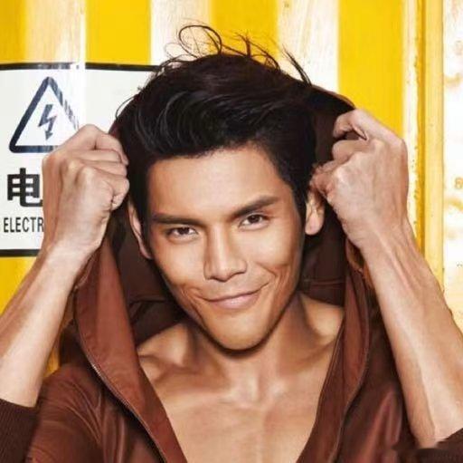 向佐换微博头像了 家人们谁懂啊，向佐新换的微博头像简直帅炸！棱角分明的轮廓，深邃