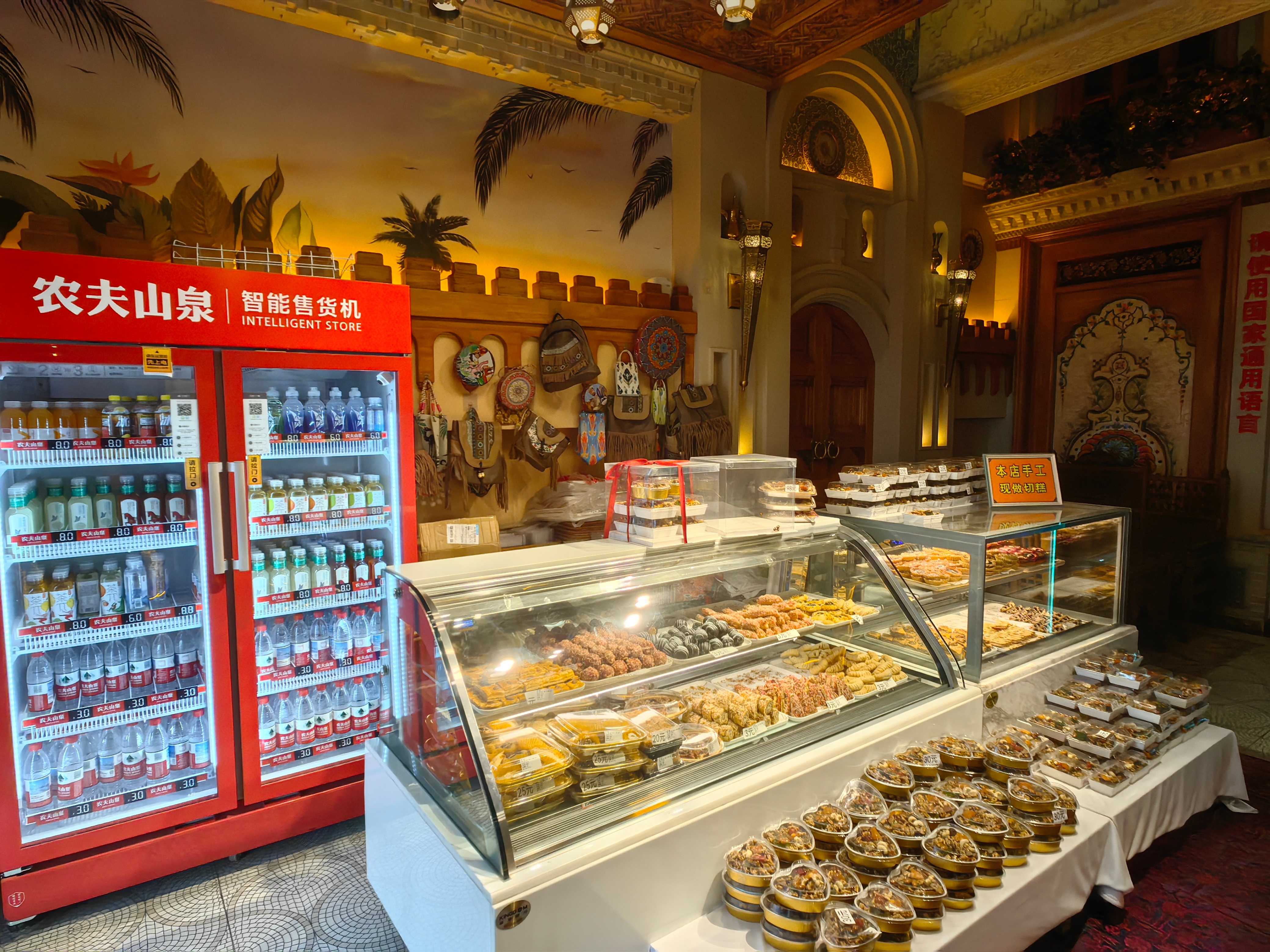 当地主人热情宴请了维族特色餐馆（1），把俺惊住了，艺术素养很高，美轮美奂，精美之